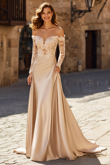 Robe de mariée sirène champagne à épaules dénudées en dentelle appliquée à la traîne de la cour